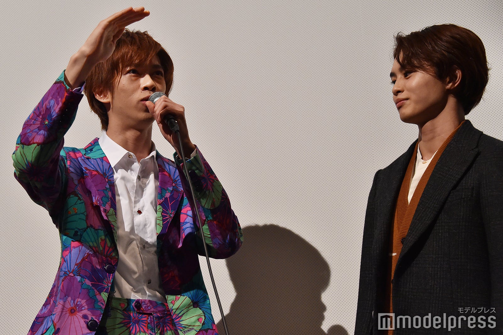 自分たちがサプライズ登場するレベルではないことを説明するリョウガ （C）モデルプレス