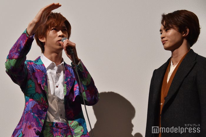 自分たちがサプライズ登場するレベルではないことを説明するリョウガ (C)モデルプレス