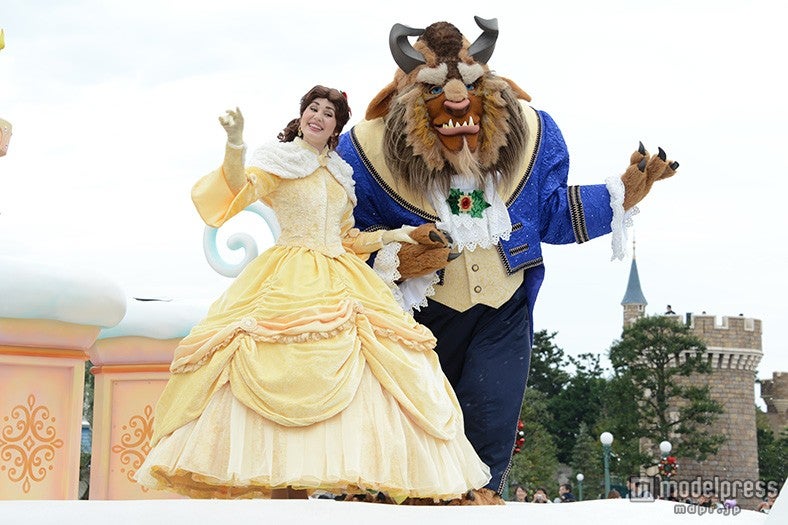 ディズニーランド「美女と野獣」が魅せる幻想的なクリスマスに