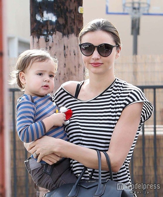 ミランダ・カー、フリン君を連れてバレエレッスンへ