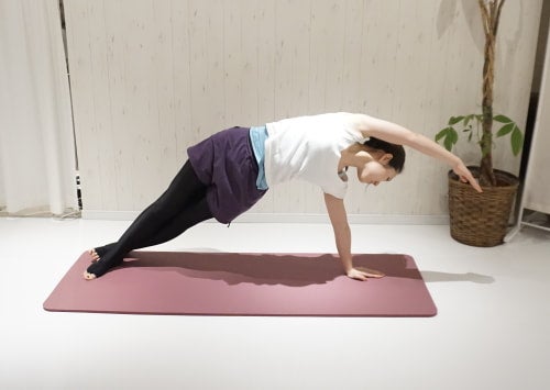 更に左手をあげていきましょう　脇腹を伸ばしていきます