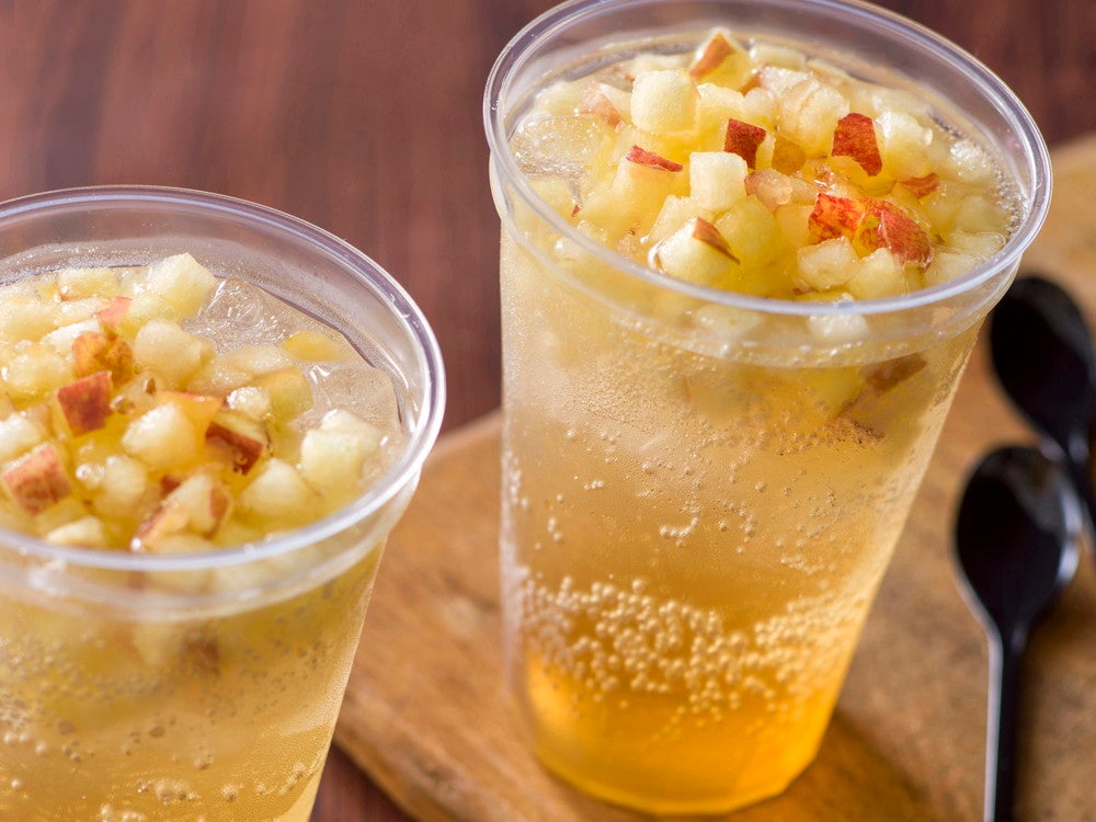 スパークリングカクテル（アップル）780円／販売店舗：（C）Disney