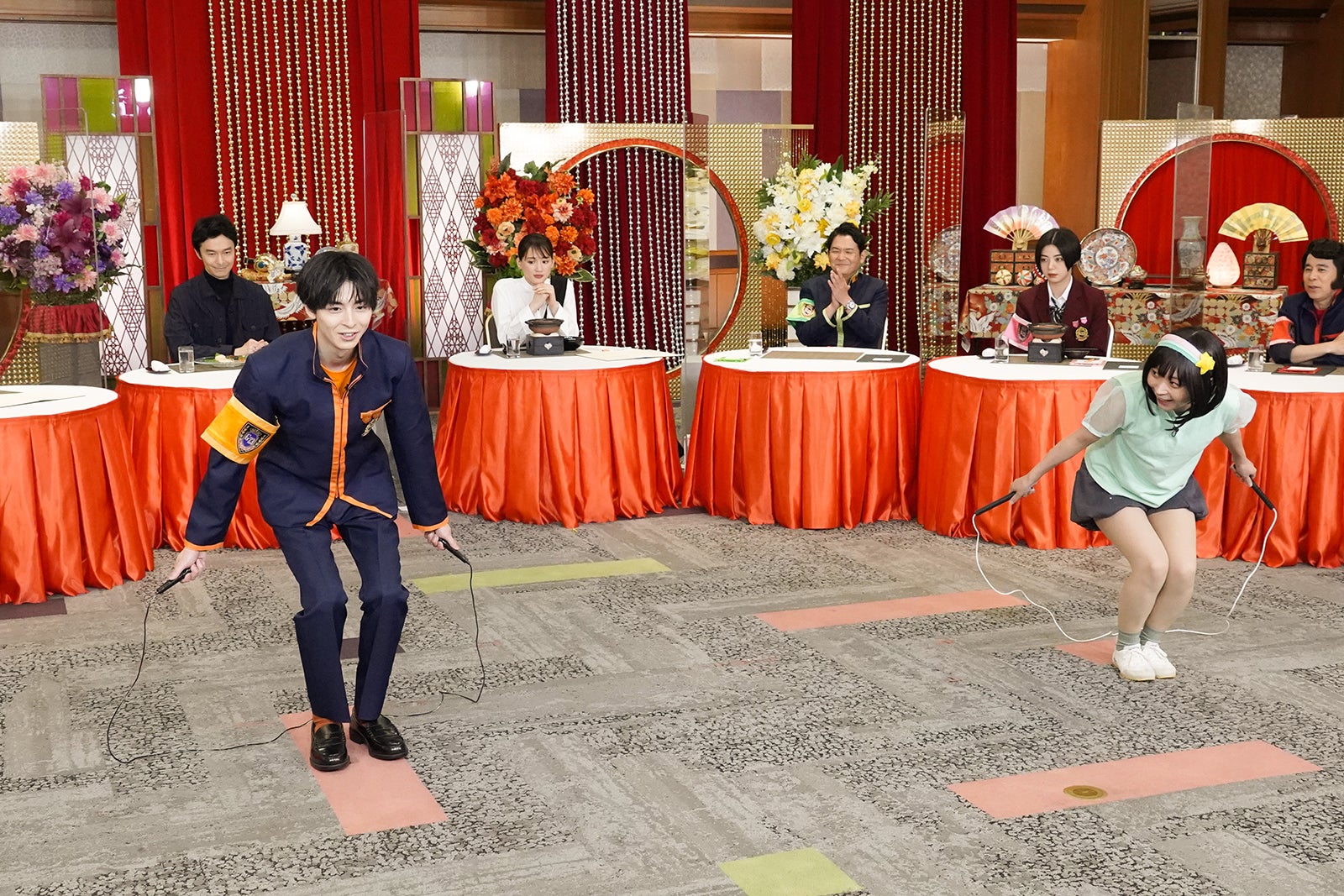 長谷川博己、高杉真宙、綾瀬はるか、ノブ、池田エライザ、アンゴラ村長、岡村隆史 （C）日本テレビ