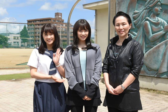 広瀬すず(中央)がドラマ版『チア☆ダン』に特別出演(C)TBS