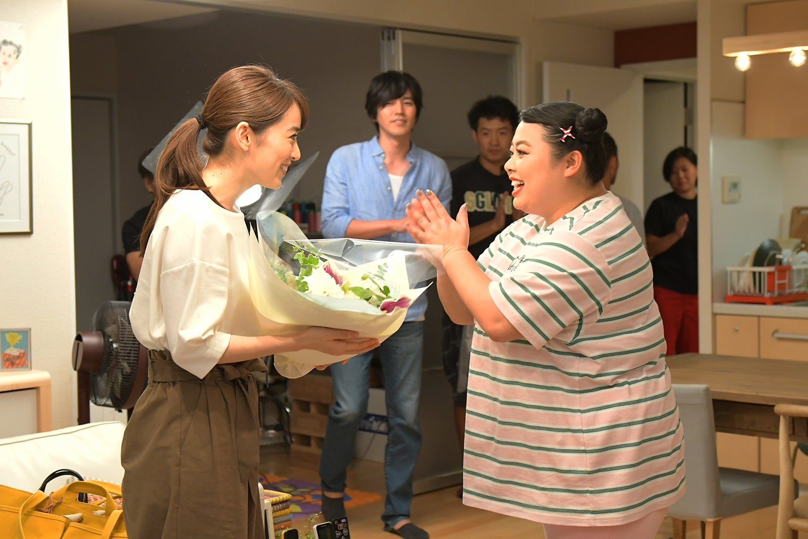 花束を受け取る泉里香（C）TBS