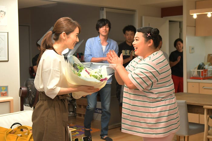 花束を受け取る泉里香(C)TBS