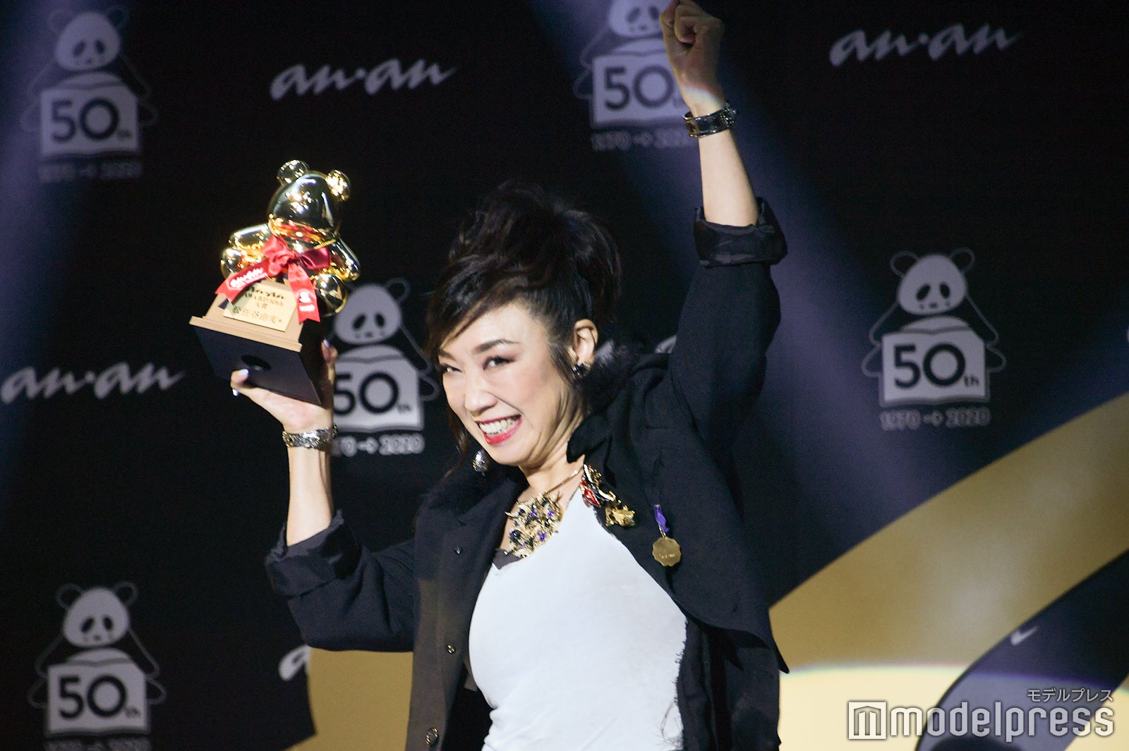 トロフィーを掲げて喜びを爆発させる松任谷由実 （C）モデルプレス