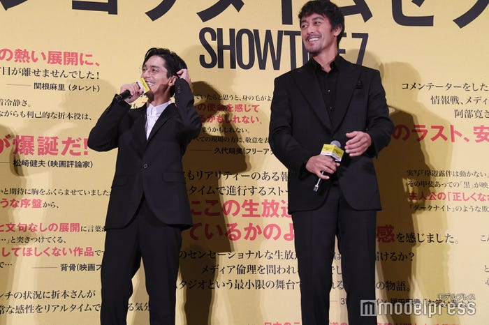 照れる錦戸亮、嬉しそうな阿部寛(C)モデルプレス