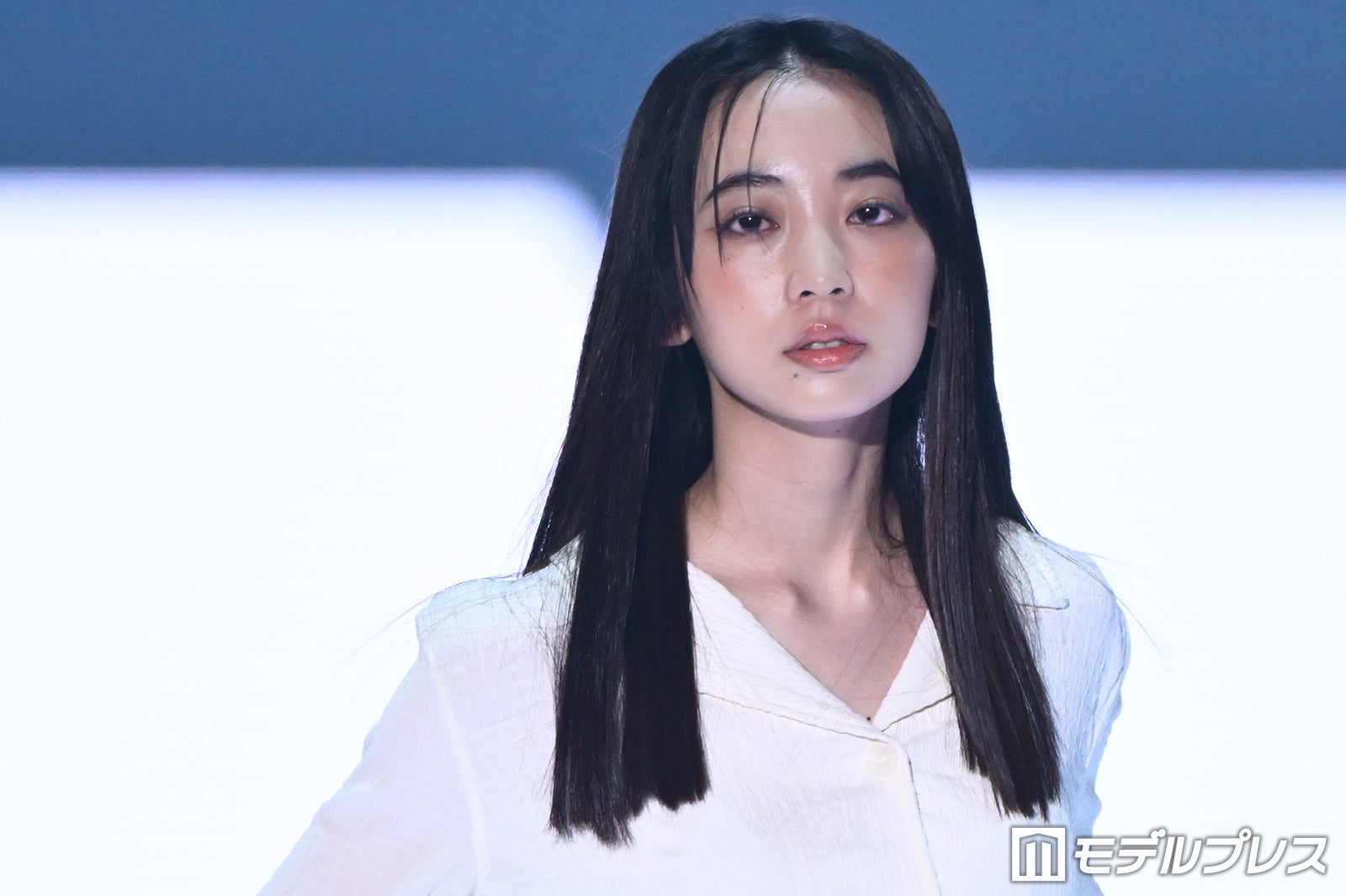 「風、薫る」近藤華、個性際立つデニム姿 ストレートヘアで凛とした佇まい【TGC2026A/W】