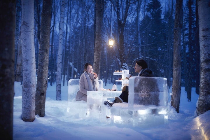 雪降る北海道の森で「氷のティーパーティー」神秘的な氷の世界で特別デート／画像提供：星野リゾート