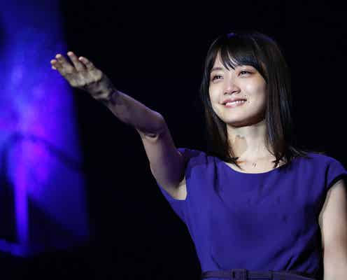 乃木坂46深川麻衣、涙の卒業コンサート<2日間セットリスト/写真特集>