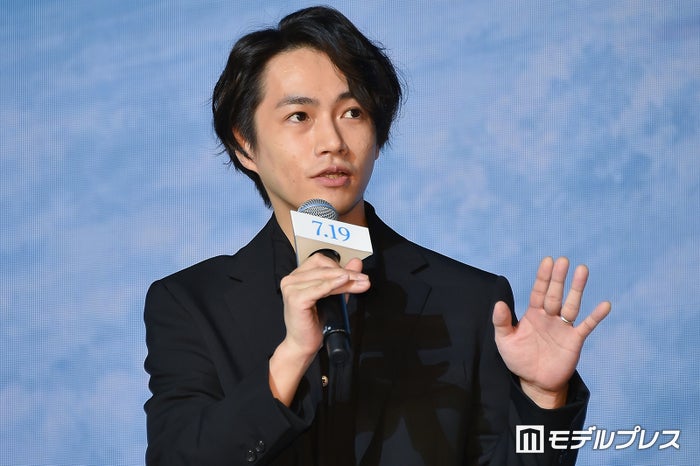RADWIMPSベース・武田祐介、第2子誕生を報告「ツアー中に家族が増えました」