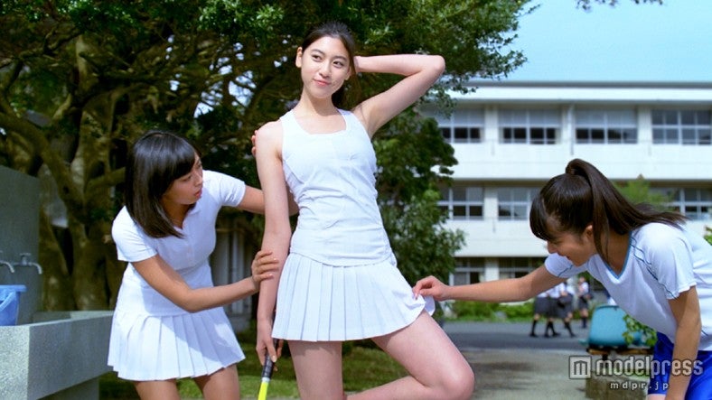 （中央）三吉彩花／シーブリーズ新TVCM「みせっこ」篇