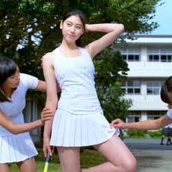 (中央)三吉彩花/シーブリーズ新TVCM「みせっこ」篇