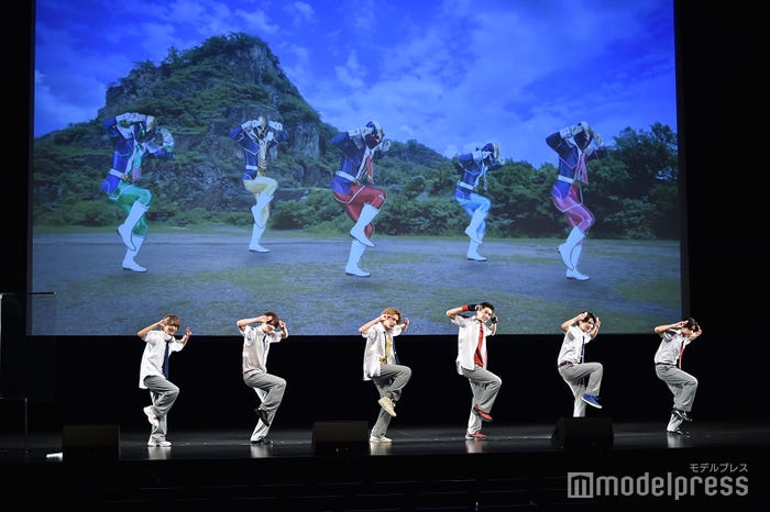 エンディングテーマ「ザ・ハイスクールヒーローズ」をパフォーマンスする美 少年(左から)藤井直樹、浮所飛貴、佐藤龍我、岩崎大昇、那須雄登、金指一世(C)モデルプレス