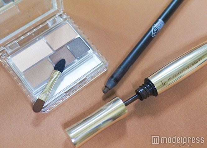 画像左から【キャンメイク】「パーフェクトマルチアイズ“01”」、【3CE】「クリーミーウォータープルーフアイライナー“13”」、【フローフシ】「モテマスカラ“リペアBr”」/写真・MAKO(C)モデルプレス