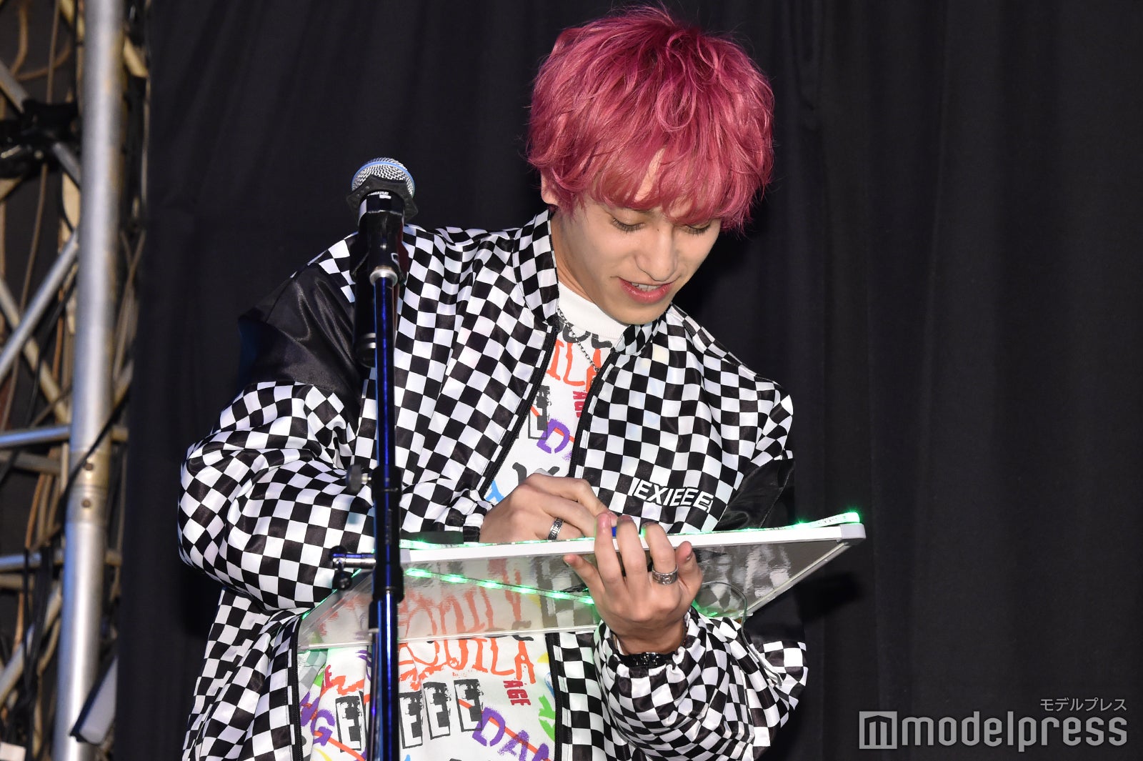 一生懸命フリップに書く兼近大樹 （C）モデルプレス