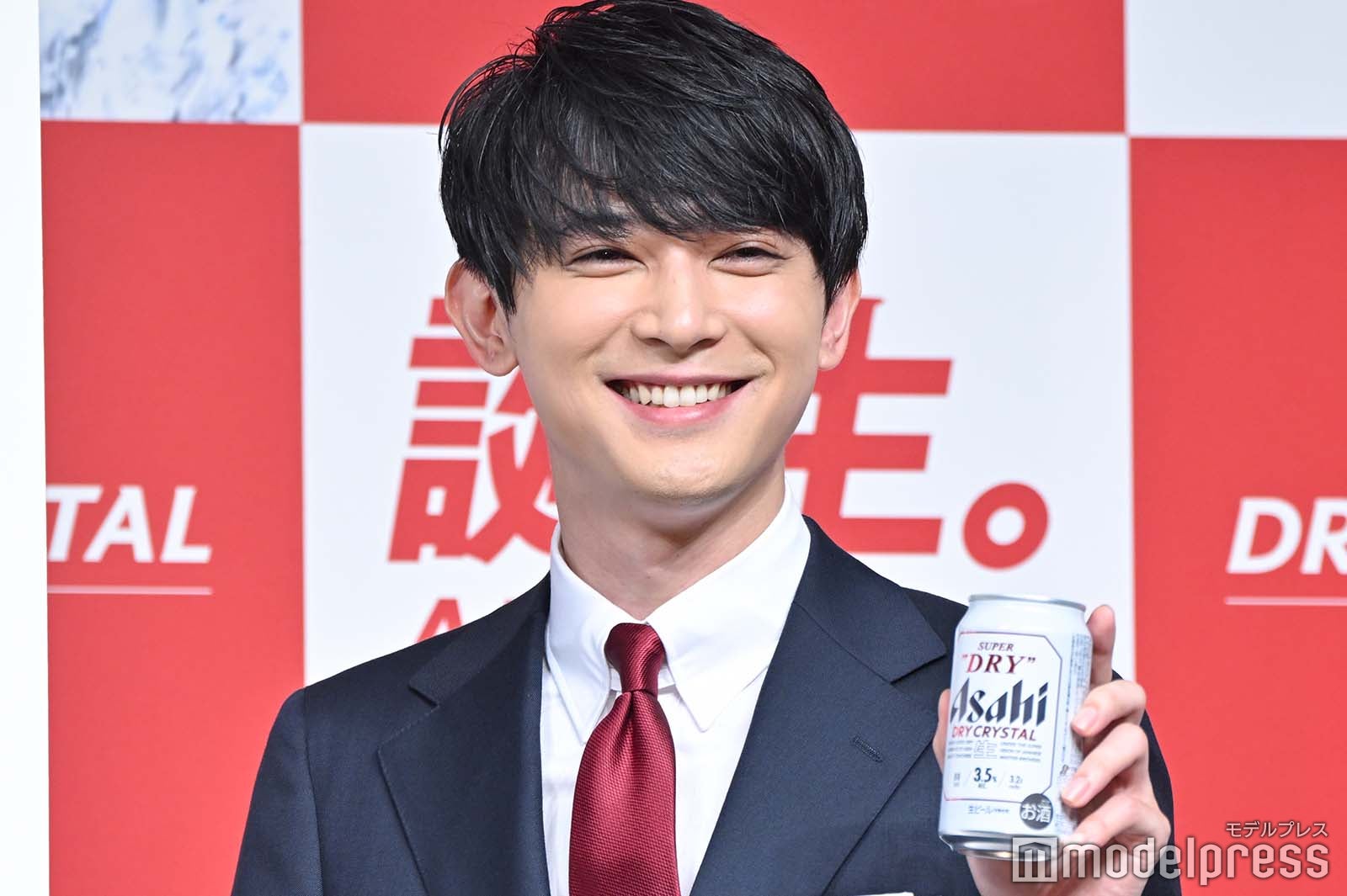 新商品にご満悦の吉沢亮（C）モデルプレス