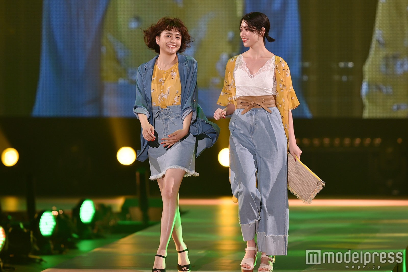松井愛莉、三吉彩花／「札幌コレクション2017」 （C）モデルプレス