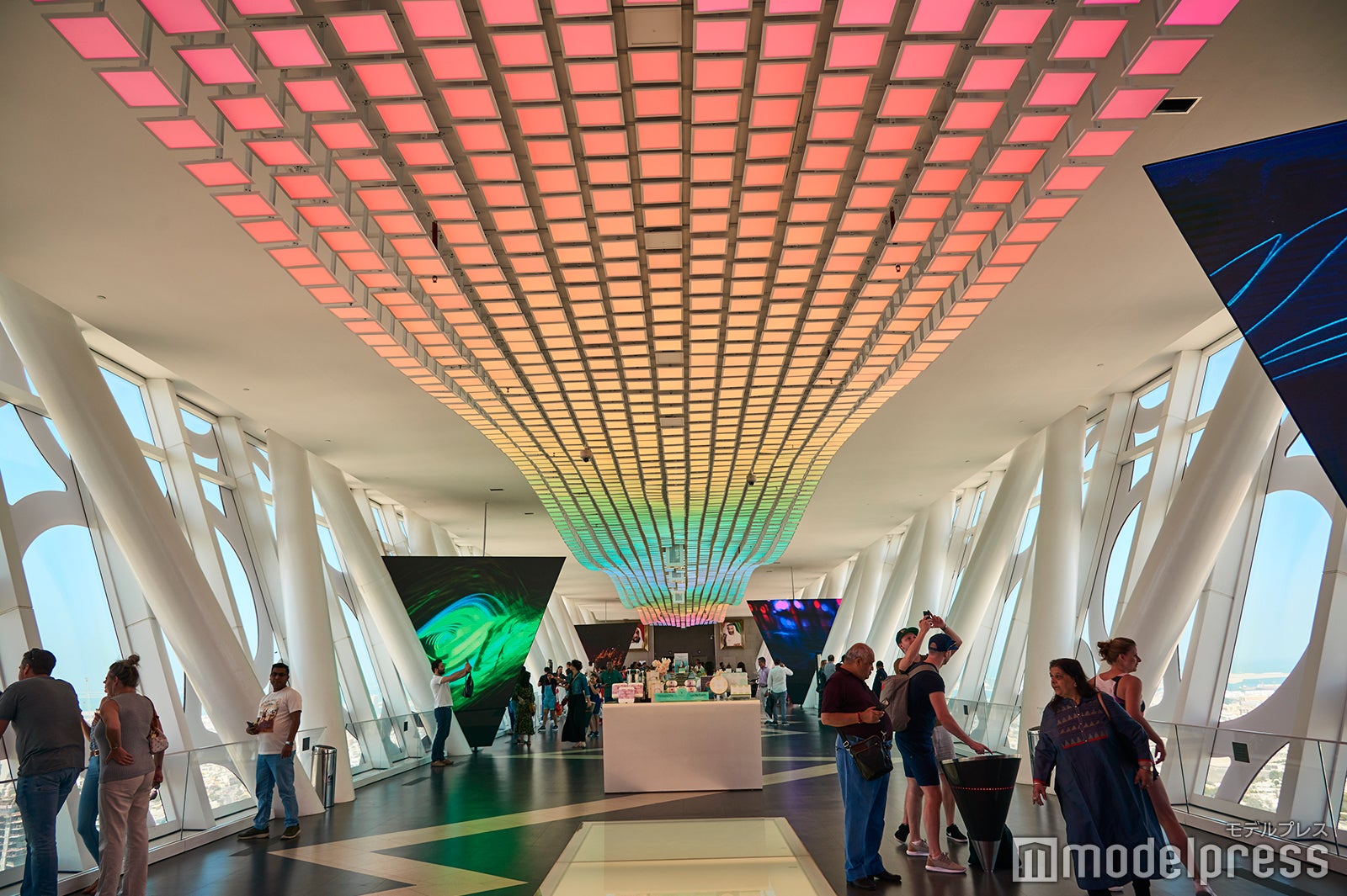 ドバイの絶景を両サイドから楽しめる（C)モデルプレス