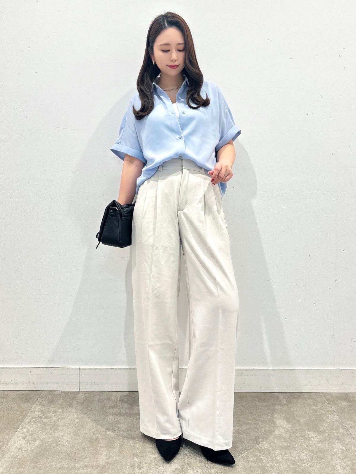 ゆったり着られるきれいめシャツはオフィスにもOK 出典:StyleHint