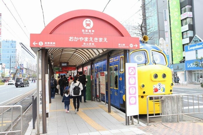 岡山駅前電停。右に停車中の車両はチャギントン電車