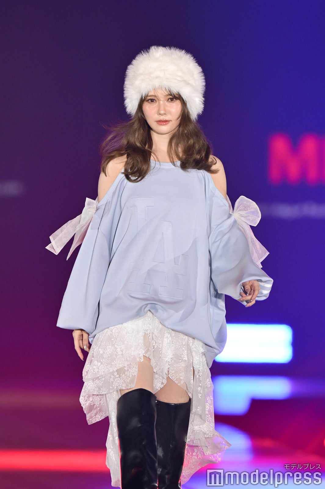 元日向坂46加藤史帆、オープンショルダーで色白美肩チラ見せ【ガルアワ