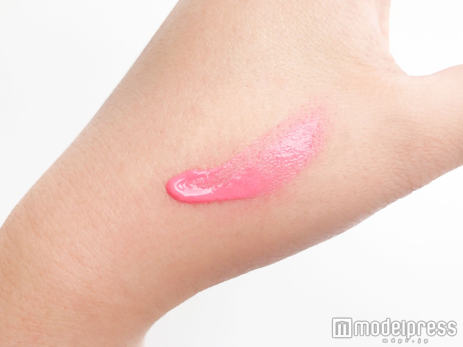 キラキラのラメで透明感アップ（C）モデルプレス