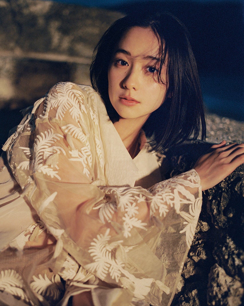 堀田真由、美しさ際立つ ファースト写真集表紙・裏表紙解禁＆タイトル決定＜MY＞