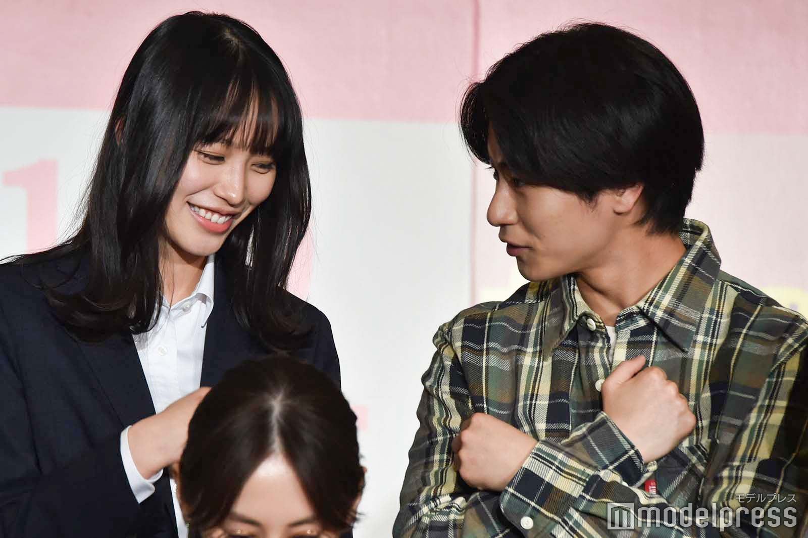 手を振りすぎたことを腕を押さえて南沙良にアピールする前田旺志郎 （C）モデルプレス