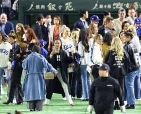 ドジャース奥さま会 おそろいコートで敵地に大集結!圧巻の光景に「みんな素敵」「コートが」「女の子たちも燃えている」