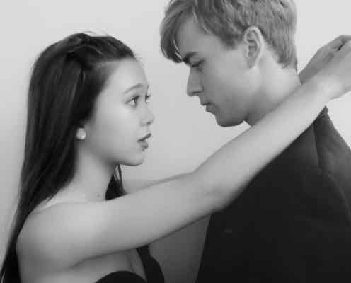 藤田ニコル、イケメン外国人とキス?美谷間チラリSEXY衣装で“大人すぎる”魅力全開