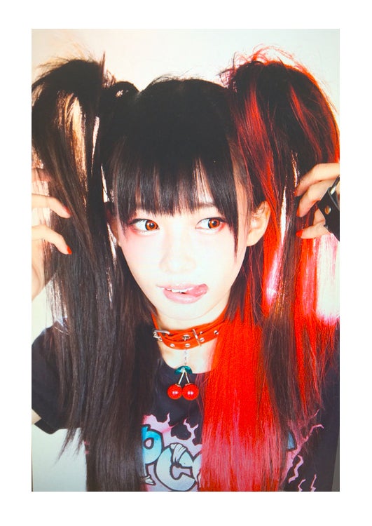 椎名ひかり 個性派 紅ヘアー に反響 超可愛い めっちゃいい の声 モデルプレス
