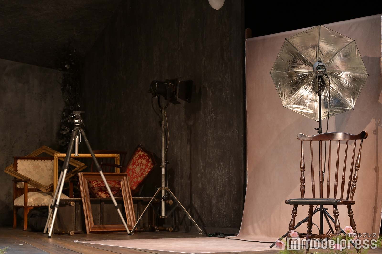 「多重露光」セット（C）モデルプレス