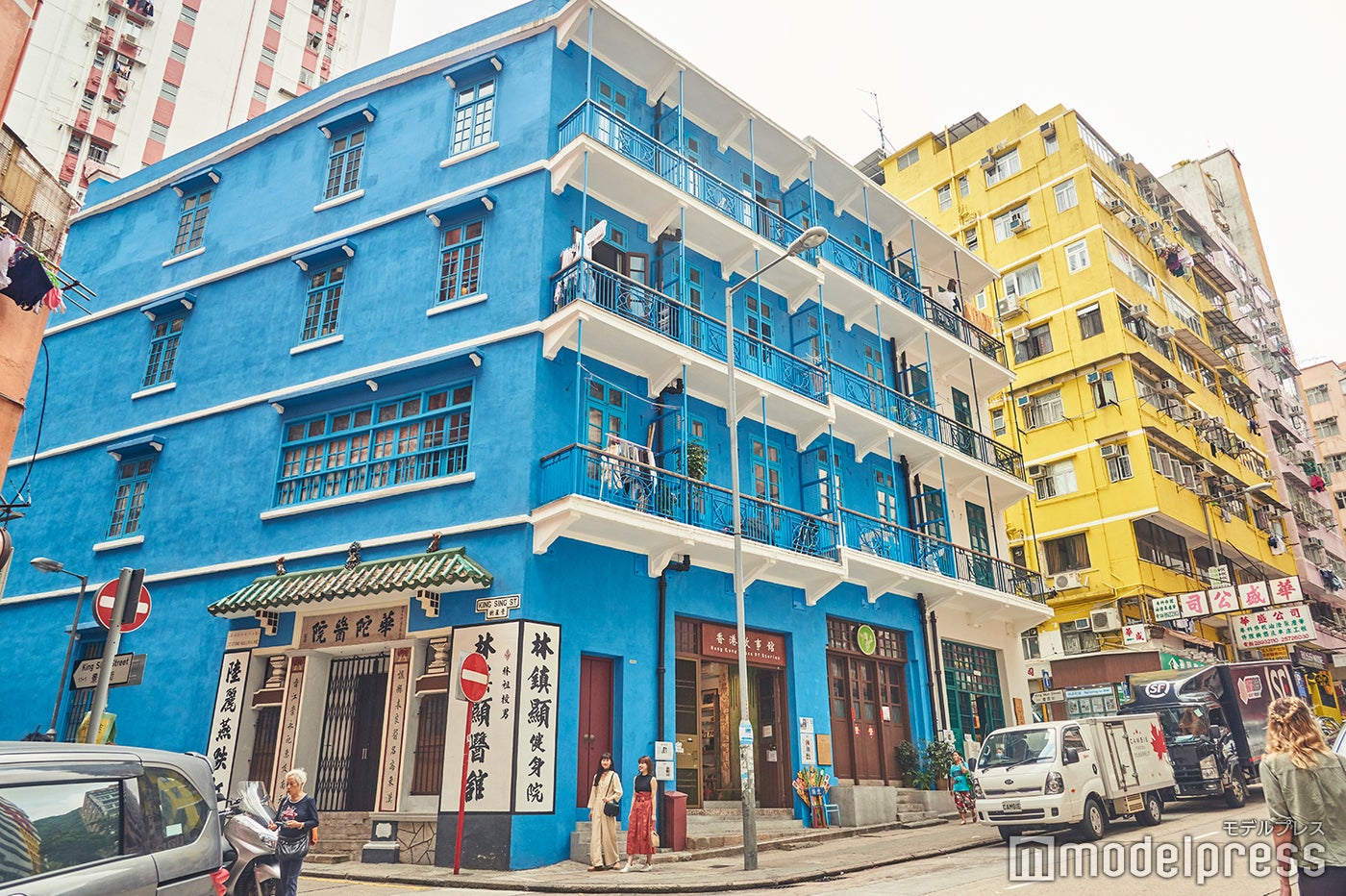 香港では珍しいバルコニーつき建造物の「藍屋」／近年、修繕と壁の色を塗り直し、より鮮やかに生まれ変わりました<br>
 （C）モデルプレス