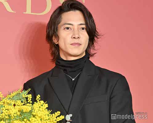 山下智久、電車移動ショットに反響殺到「オーラ隠せてない」「奇跡の1枚」