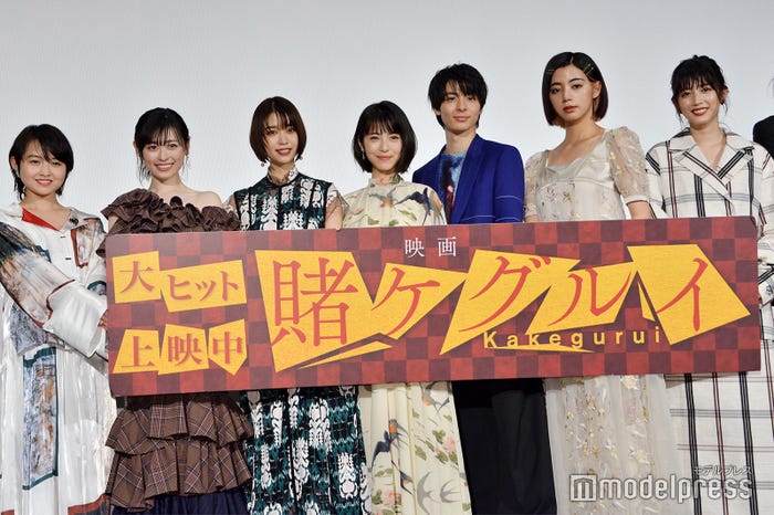 (左から)伊藤万理華、福原遥、森川葵、浜辺美波、高杉真宙、池田エライザ、松田るか(C)モデルプレス