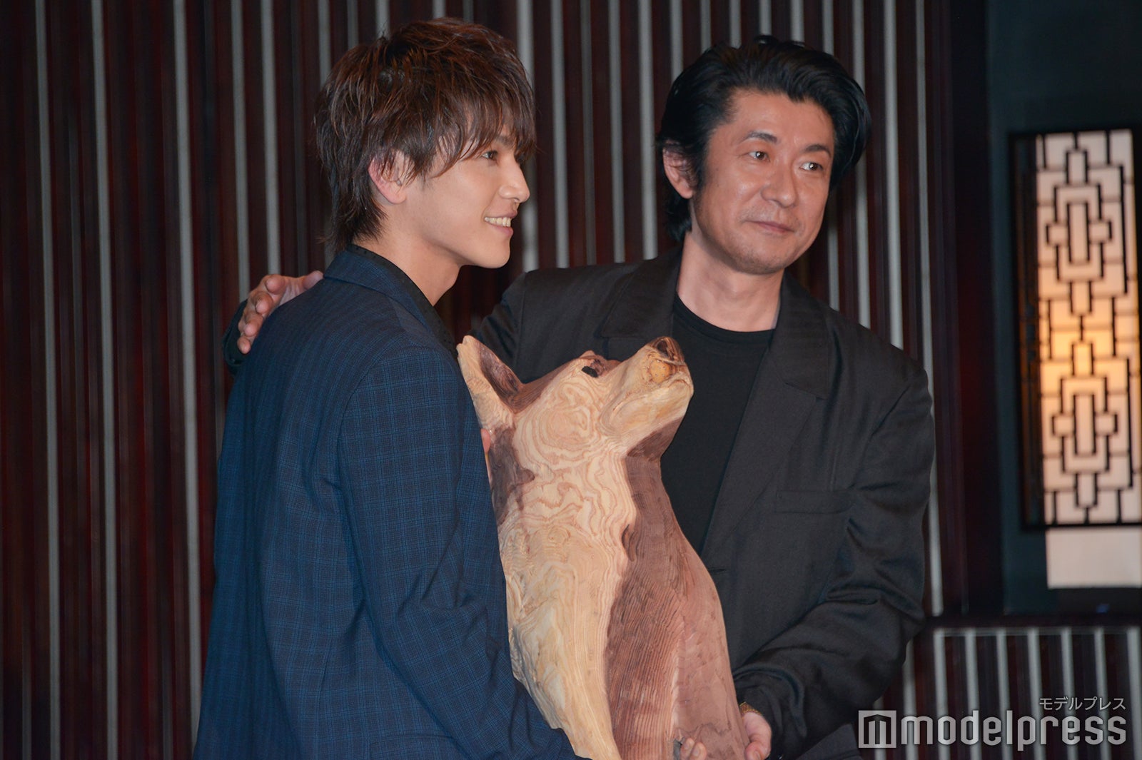 仲良くコウを運ぶ岩田剛典と永瀬正敏 （C）モデルプレス