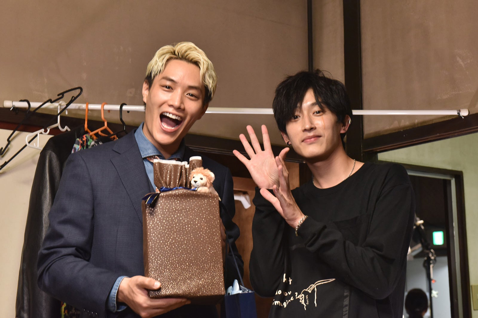 鈴木伸之バースデー、“ライバル”杉野遥亮がサプライズ祝福＜恋です！～ヤンキー君と白杖ガール～＞