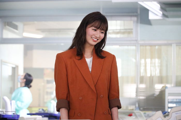 岡崎紗絵「ナイト・ドクター」より(C)フジテレビ