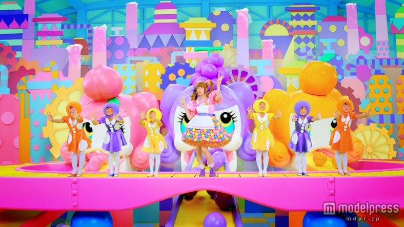 きゃりーぱみゅぱみゅ（中央）とキッズダンサー／新「み」（30秒）編