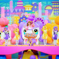 きゃりーぱみゅぱみゅ(中央)とキッズダンサー/新「み」(30秒)編