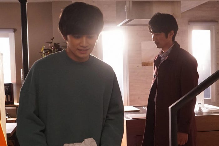 北村匠海、眞島秀和/「隣の家族は青く見える」第4話より(C)フジテレビ