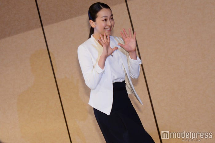 笑顔で会見を後にする浅田真央(C)モデルプレス