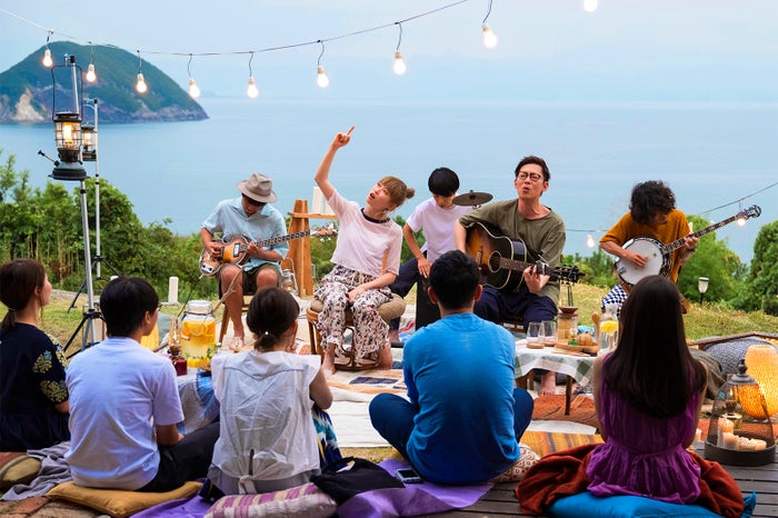 開放感あふれるリスティングの庭でのライブ(C)Airbnb