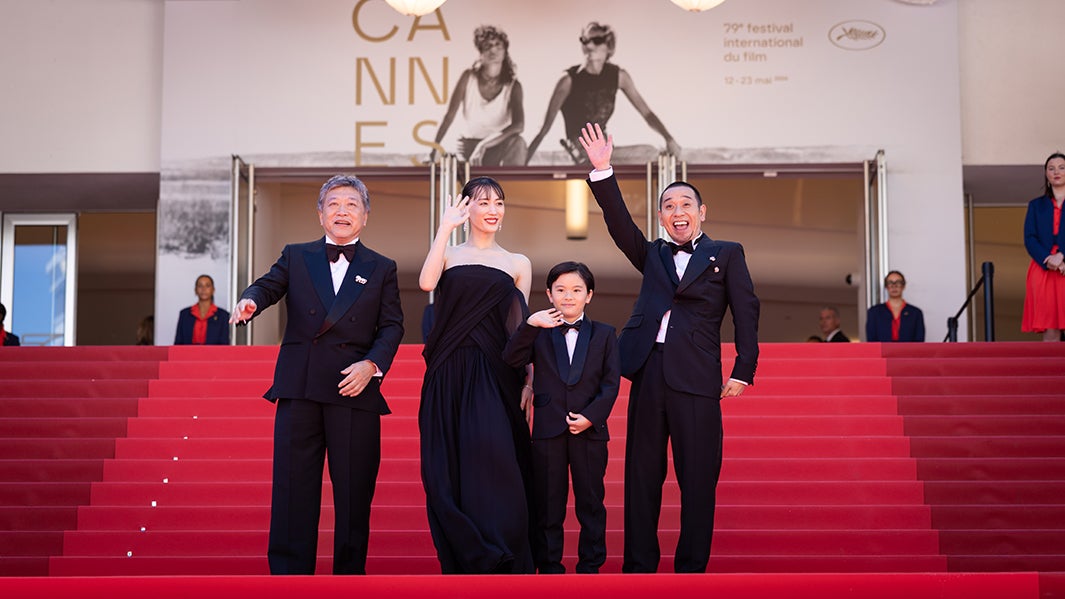 是枝裕和監督、綾瀬はるか、桒木里夢、大悟（千鳥）（C）Kazuko WAKAYAMA