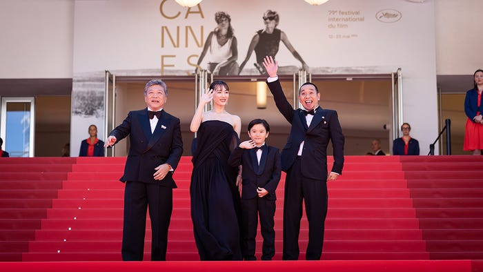 是枝裕和監督、綾瀬はるか、桒木里夢、大悟(千鳥)(C)Kazuko WAKAYAMA