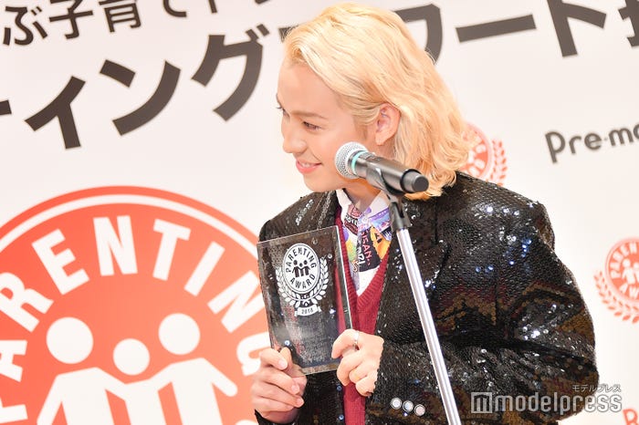 ぺこのビデオメッセージを楽しそうに観るりゅうちぇる (C)モデルプレス