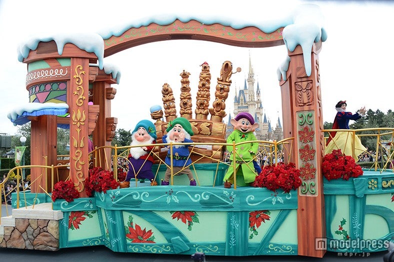 「ディズニー・クリスマス・ストーリーズ」白雪姫の乗るフロート