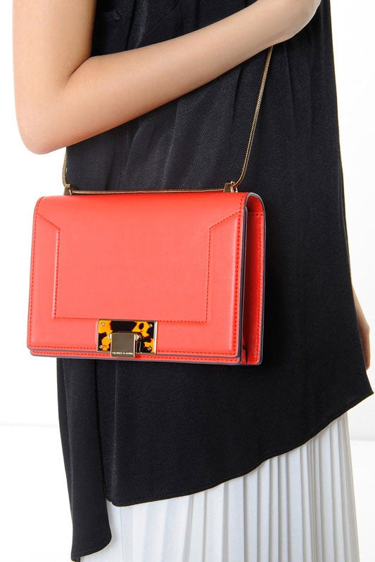 ボックススリングバッグ「CHARLES & KEITH」7,182円（税込）／画像提供：CHARLES & KEITH OFFICIAL ONLINE STORE